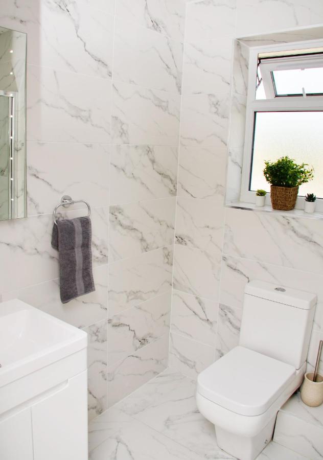 Sm Dreams Unlimited Serviced Accommodation- Stanwell-Staines-Heathrow Bagian luar foto