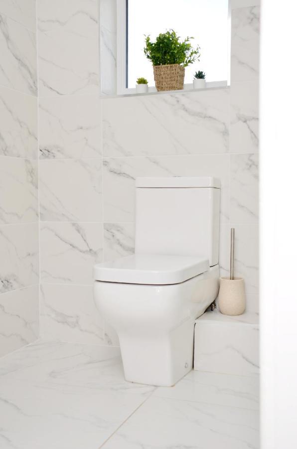 Sm Dreams Unlimited Serviced Accommodation- Stanwell-Staines-Heathrow Bagian luar foto